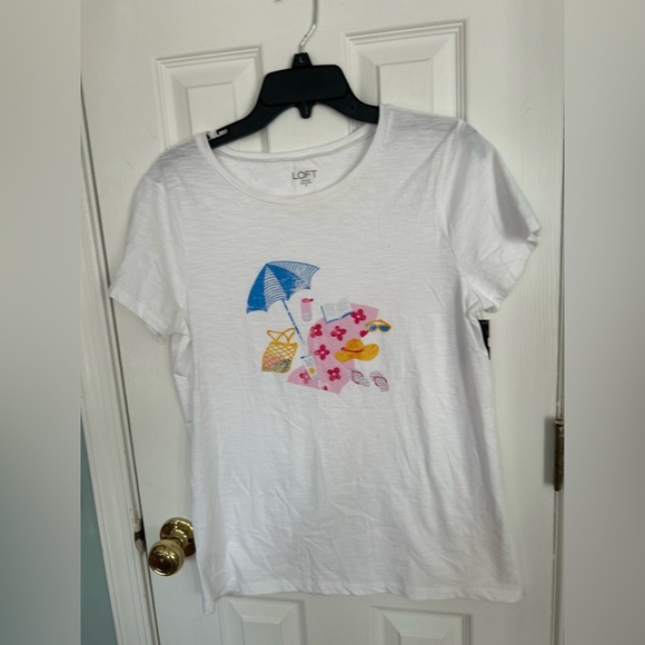 White cotton adorable tee shirt with graphic beach scene. - Picture 1 of 3